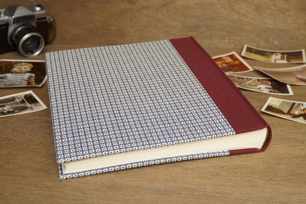 Handgefertigtes sdchönes Fotoalbum mit hellen Seiten